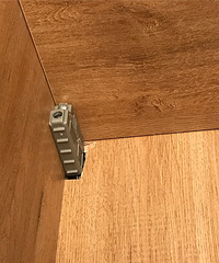 投诉某家全屋定制工厂店 背板全部做错 安装师傅切割工艺很无语
