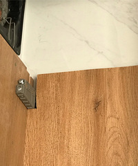 投诉某家全屋定制工厂店 背板全部做错 安装师傅切割工艺很无语