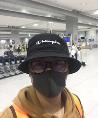 【我与口罩君的合影】发现店长小哥的口罩show!