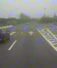 奔驰女司机穿拖鞋开车!在平湖这条路上一通“神操作”后竟……