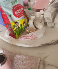 餐桌有点乱 主要平时家里都不开火
