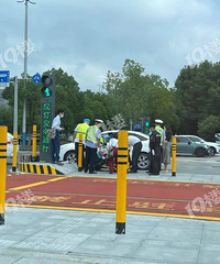 ͻ����������·�� Ů˾������ײ�ˣ�