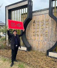 新丰镇有个征婚哥 天天举牌在大街小巷举牌征婚 你见过哇?