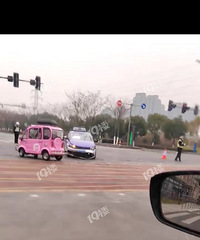 哦吼!老头乐和出租车撞了!