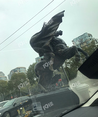 “他”回来了披着斗篷……好像还变驼背了?