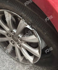 生死攸关!高速上压到铁锭 两个轮胎轮毂直接碎裂!车上还有妻儿
