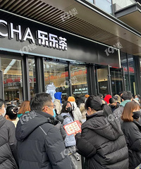 乐乐茶开业第一天,这么多人排队噶闹忙!安全第一啊…