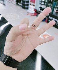 晒手可以找女朋友啊