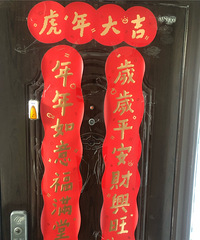 金色银杏叶和红色发财果插在金属镂空花瓶 金灿灿与红艳艳