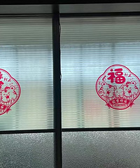金色银杏叶和红色发财果插在金属镂空花瓶 金灿灿与红艳艳