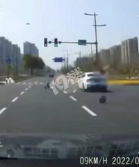 [����������Ƴ���]��ƿ�����˴�����ײ�� ����ֱ��ɢ��