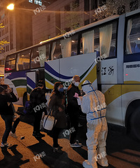 幸福家园小区首批在外隔离人员 昨晚顺利启程回家啦!