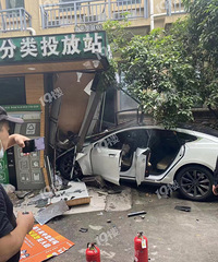 [����]С����һ����˹��������վ��ײ�ˣ����⳵��