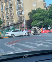 [����]�����С��·��ͻ����������ͷ�ֳ����϶��Ǻ�ġ�