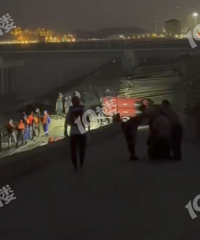 ƽ�����������º���Ӿ�����˾��ߣ���ҹ10���Ŵ��̵��ˡ�