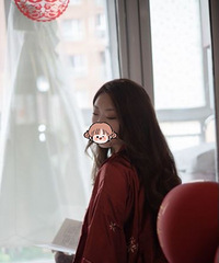 һ�׺�ɫ�������˾��ĳ��� ����һ���ǻ�ɫ�ĳ���