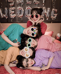 ӵ��һȺ�ɿɰ����Ľ��ð����� ���������׿ɰ���ֵĲ�ɫ