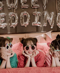 ӵ��һȺ�ɿɰ����Ľ��ð����� ���������׿ɰ���ֵĲ�ɫ