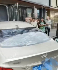 ͻ��������һŮ˾���������ŵ�ɲ��ֱ�ӳ�ײ�ֱ߳��У���ײ���ˣ�