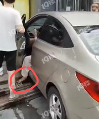 ͻ��������һŮ˾���������ŵ�ɲ��ֱ�ӳ�ײ�ֱ߳��У���ײ���ˣ�