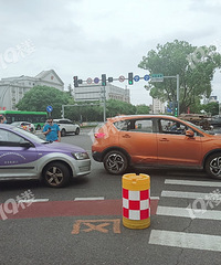 Ŀ��һ��������������ǰ��ײ���ˡ�˭��˭����