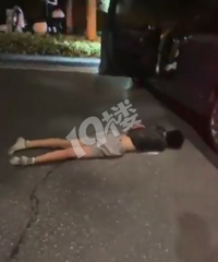 �ŹŰ�������ͩ��һС�к���ײ һ���������ڵ��ϡ���Ҫ��ѧ�˰�