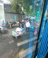 ��ѧ��һ�� ·����������֣��������Ǽҳ����ͳ� ���й�������