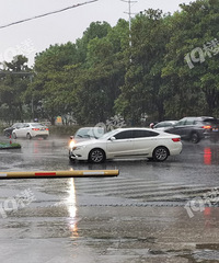 ��Ϫ·ĳ�����ſ�ײ���ˣ���ײ����T����