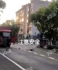 ������ҳ���������鲨��԰�ſ�һ�����ײ�ɹ������ߵ����ˣ�