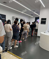 ���˵����iPhone14����ƭ�˵ģ��˰۰��ƻ����ö����Ŷӣ�