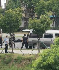 �Źţ�ƽ��ĳС�����ϵĺ��ﾪ��һ�߸�ʬ����˵�ǡ���