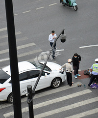 ����������ɽ��·����·�� ��ɫС�γ����ƿ��Ůײ����