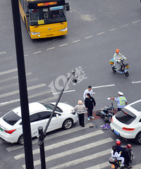 ����������ɽ��·����·�� ��ɫС�γ����ƿ��Ůײ����