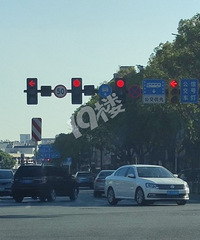 ���¹��˺��̵ƾ�������·�м�������������¾Ͳ��۷��ˣ�