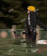 ����Ƶ����������С��˫�����վ�ſ���ƿ�������Ҿ����ˣ�