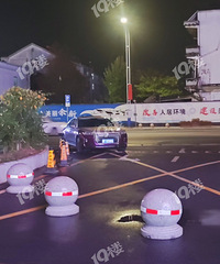 ������ĳ�㳡����ͣ����˽�ҳ����ڰ�ռ������ Խ��������