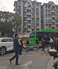 ��Խ·��ӽ�ʮ��·�ڰµϺ͹�����ײ���ֳ�һƬ�ǽ壡