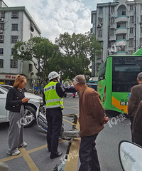 ��Խ·��ӽ�ʮ��·�ڰµϺ͹�����ײ���ֳ�һƬ�ǽ壡