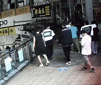 ��׷���������Σ�����һ���Ӵ�2¥˦�¾�ƿ ������Ů��·����