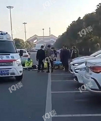 ͣ�����ﲻҪ���쳵�����˽������˱�ײ��120����������ҽ�ˣ�