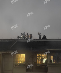 ���ǳԷ��Ե�¥���ˣ�С���Ӷ�����ȥ�������