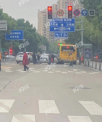 ������һ����̨��������ͨ�¹ʣ���ͷ��װ���Σ�