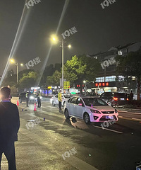 ��ҹ��һ������Ϫ��·������ǰ�����˱�ײ�ɣ����Ѿ��Ȼ���������