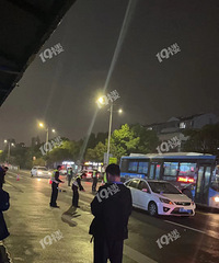 ��ҹ��һ������Ϫ��·������ǰ�����˱�ײ�ɣ����Ѿ��Ȼ���������