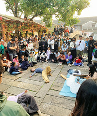 ����Ϸ��ں����ְ����˼����˼��ˣ�����¶����ݡ�