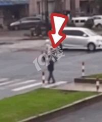 �������˹�������ʱ����ײ�����복�ף��ֳ�Ⱥ�ں���̧����