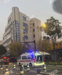 ����һ�ű����˱����ڵ����ϡ�