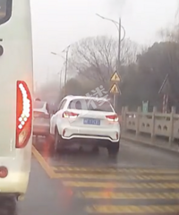 ���˽���ͻ������˹�����в�ӵ��¹β��¹ʣ����˺�·���ˡ�