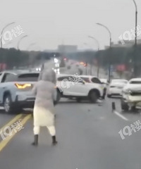 ѩ��ע��·�������캣��һ���ϣ�ʮ������ײ�ˡ�