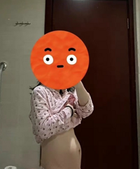 产后的肚子还是凸出来的 刀口皮肉分层 摸上去松松软软